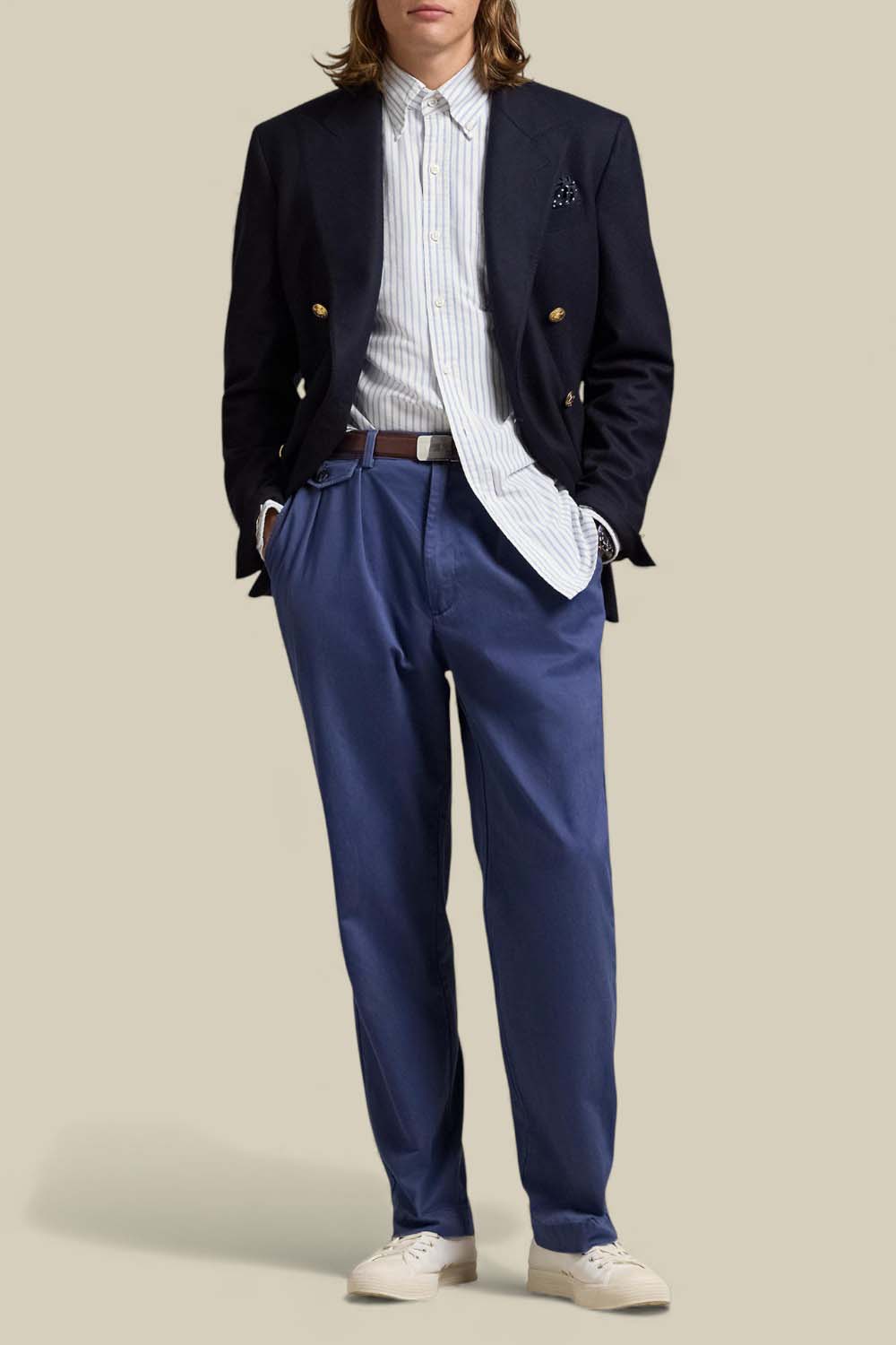 תמונת כל הלוק של מכנסי צ'ינו